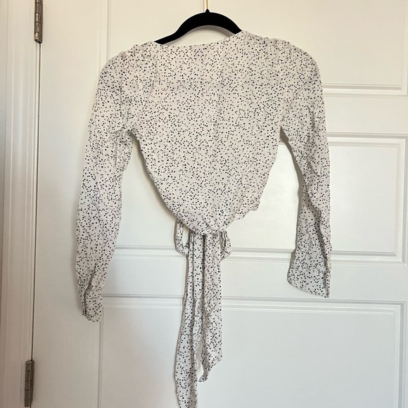 H&M Women’s Black and White Cropped Tie Top Size 2 - Picture 4 of 5